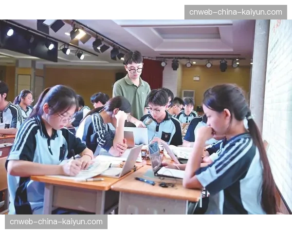 现场特写：在俱乐部的社区数字课堂里，老年球迷学习使用官方App查询历史数据